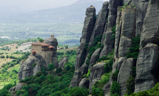 Tu viện Meteora, Hy Lạp. Trong tiếng Hy Lạp, "Meteora" có nghĩa là "lơ lửng trong không khí". Tu viện này được xây dựng trên đỉnh núi bằng đá sa thạch. Cho đến tận đầu thế kỷ 20, người ta vẫn chỉ có thể tiếp cận với các tu viện này bằng cách leo từng bước với chiếc thang dây mỏng manh hoặc đu mình trong chiếc giỏ treo. Ngày nay, mọi người mới có thể tiếp cận được dễ dàng bằng các bậc thang và các cây cầu.