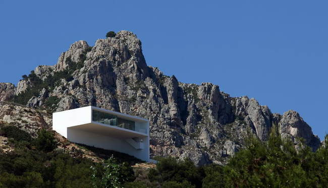 Cliff House, Calpe, Tây Ban Nha. Được thiết kế bởi kiến trúc sư Fran Silvestre, ngôi nhà này có tầm nhìn tuyệt đẹp ra biển Địa Trung Hải và được xây dựng bằng tấm bê tông cốt thép gắn đá.