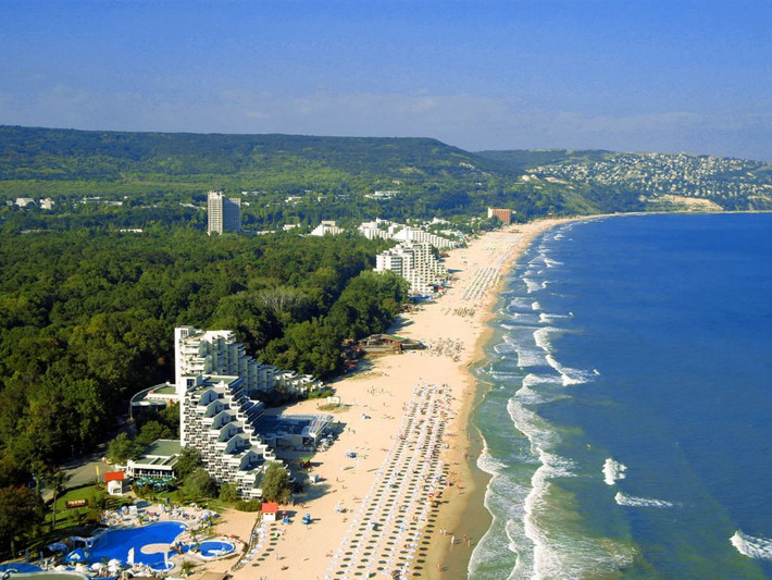 7. Bulgaria. Những khu nghỉ mát ở biển Đen của Bulgaria đã có thay đổi dành cho du khách trong vài năm gần đây. Một ngày ở Bulgaria, bạn chỉ tốn khoảng 700.000 đồng/ngày để chi trả cho đồ uống, thức ăn và thuê phòng ngủ nghỉ.