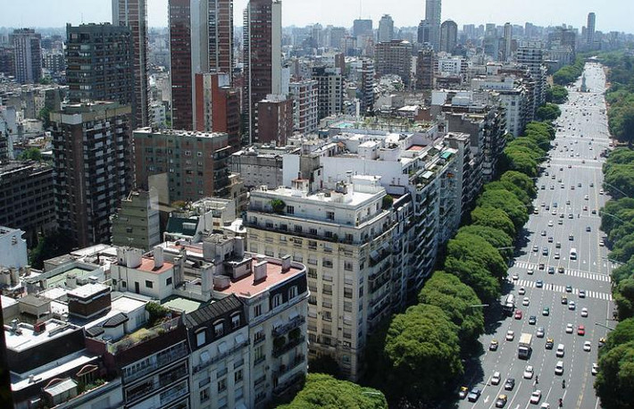 9. Argentina. Buenos Aires (Argentina) là một trong số những thành phố sôi động nhất trên thế giới vì các buổi tiệc tùng về đêm không bao giờ ngừng nghỉ. Để trải nghiệm một cuộc sống đầy màu sắc và sống động như vậy ở thủ đô của Argentina, du khách chỉ cần chi ra khoảng 850.000 đồng/ngày.