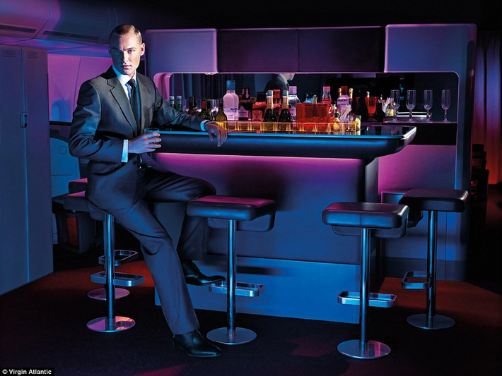 Hãng hàng không Virgin Atlantic (Anh) cung cấp dịch vụ quán bar nằm ở mặt sau của khoang hành khách trên tất cả các máy bay của hãng.