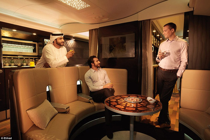 Bar Lobby trang bị chiếc TV màn hình lớn với các kênh truyền hình trực tuyến của hãng, cho phép khách thưởng thức những trận thể thao và các sự kiện khác trên máy bay.