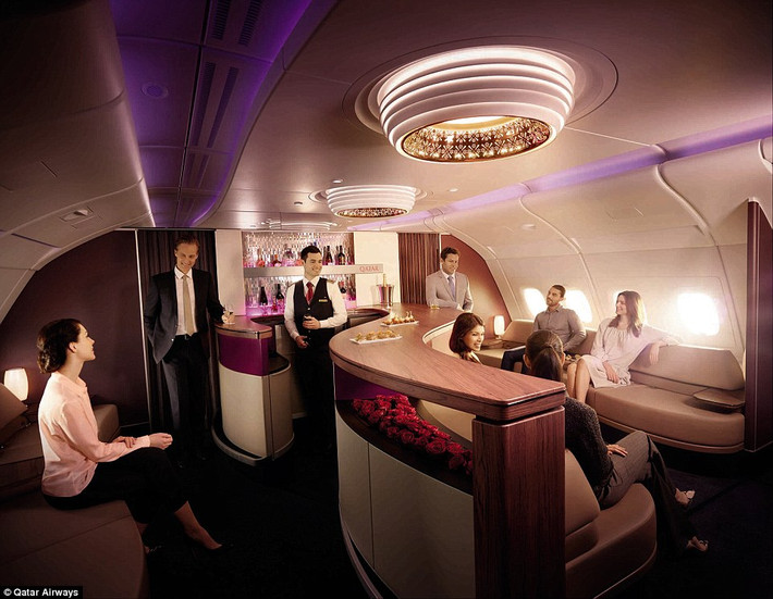 Bar trên máy bay của hãng Qatar Airways trông giống như một câu lạc bộ chuyên nghiệp với đèn chùm lấp lánh, kết hợp phục vụ các món ăn nhẹ.
