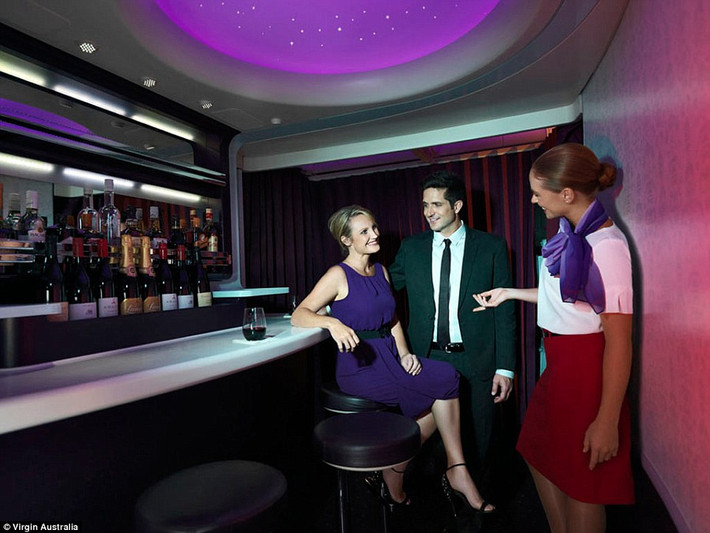 Chiếc Boeing 777 của Virgin Australia cung cấp một quán bar hạng thương gia trên các chuyến bay trong nước và quốc tế.