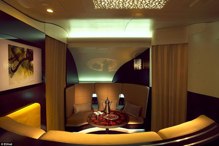 Trên máy bay Airbus A380 của hãng Etihad (hãng hàng không quốc gia của Abu Dhabi, Các tiểu vương quốc Ả Rập thống nhất), các hành khách đi vé hạng nhất và doanh nhân có thể thư giãn trong quán bar Lobby.