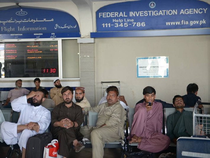 Theo mô tả của trang Sleepinginairports, các nhân viên hải quan ở sân bay Islamabad Benazir Bhutto thường xuyên “vòi tiền” của khách bằng cách: Họ yêu cầu hành khách mở hành lý để kiểm tra và nếu bạn không muốn mở thì phải đưa tiền cho họ.