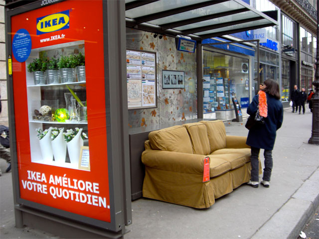 Công ty đồ nội thất nổi tiếng của Thụy Điển IKEA trưng bày sản phẩm tại trạm xe buýt để quảng cáo.