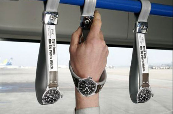 Nếu bạn muốn đeo thử chiếc đồng hồ sang trọng Schaffhausen của hãng IWC, hãy bắt chuyến xe đưa đón khách ở sân bay này.
