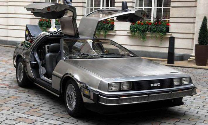 Siêu xe DeLorean DMC-12 trong phim "Back to the Future" phần 1, 2 và 3.