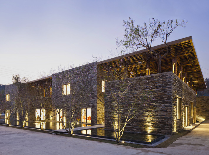 Son La Complex được xây dựng trên diện tích 14.000m2 bằng những vật liệu địa phương, gồm tre luồng và đá chẻ.