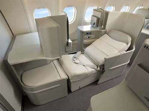 7. Alitalia (một hãng hàng không của Italy). Trên khoang VIP của hãng này, hành khách cũng phàn nàn về việc thiếu dịch vụ chu đáo và chỗ ngồi cũ kỹ.