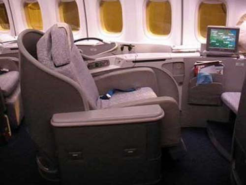 2. Air China. Hãng hàng không Trung Quốc này trang bị chỗ ngồi không thoải mái, thiếu hệ thống giải trí trên chuyến bay và thiếu sự thân thiện trong phục vụ.