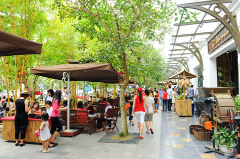 Điểm nhấn nổi bật của Ecopark là khu Phố Trúc tập trung nhiều nhà hàng ẩm thực Việt như Cây Cau, Gà Lên mâm, hay những cửa hàng lưu niệm độc đáo như Art Dolls nghệ thuật Trần Thu Hằng, Hồn Việt.