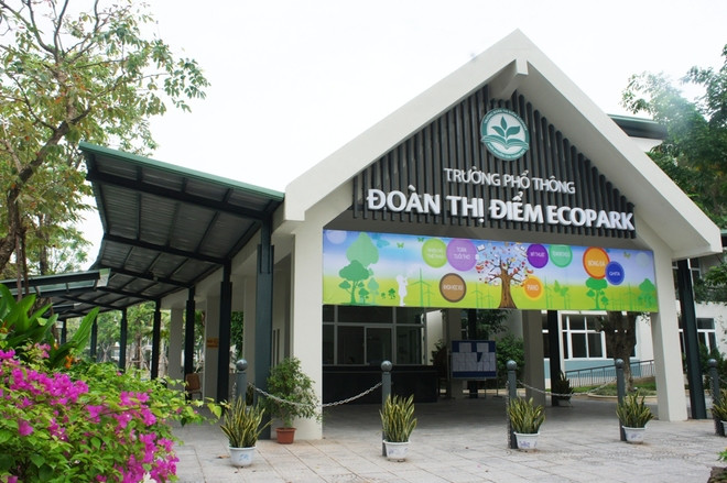 Với vốn đầu tư 110 tỷ đồng, Trường Phổ Thông Đoàn thị điểm Ecopark Đoàn Thị Điểm Ecopark có trang thiết bị đạt chuẩn với sân bóng đá, bể bơi, phòng tập chức năng, căng tin, thư viện, phòng máy tính cùng hệ thống xe bus đưa đón hiện đại. Ngoài các giờ học chính, các em học sinh có thể đăng ký các lớp năng khiếu như vẽ, bơi lội, đá bóng, múa…