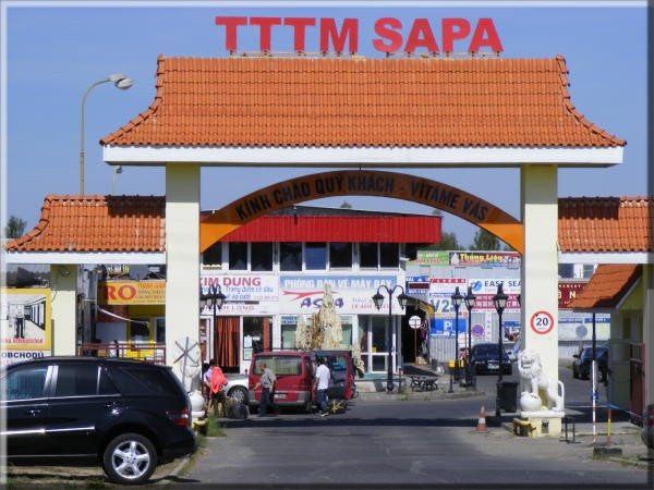 Nằm trên một ngọn đồi ở khu Prague 4, thủ đô Prague (CH Czech), Trung tâm thương mại Sapa được biết đến như một Việt Nam thu nhỏ tại trái tim Châu Âu. Đây không chỉ là địa điểm kinh doanh buôn bán mà còn là nơi sinh hoạt văn hóa, văn nghệ thể thao của bà con người Việt tại Czech.