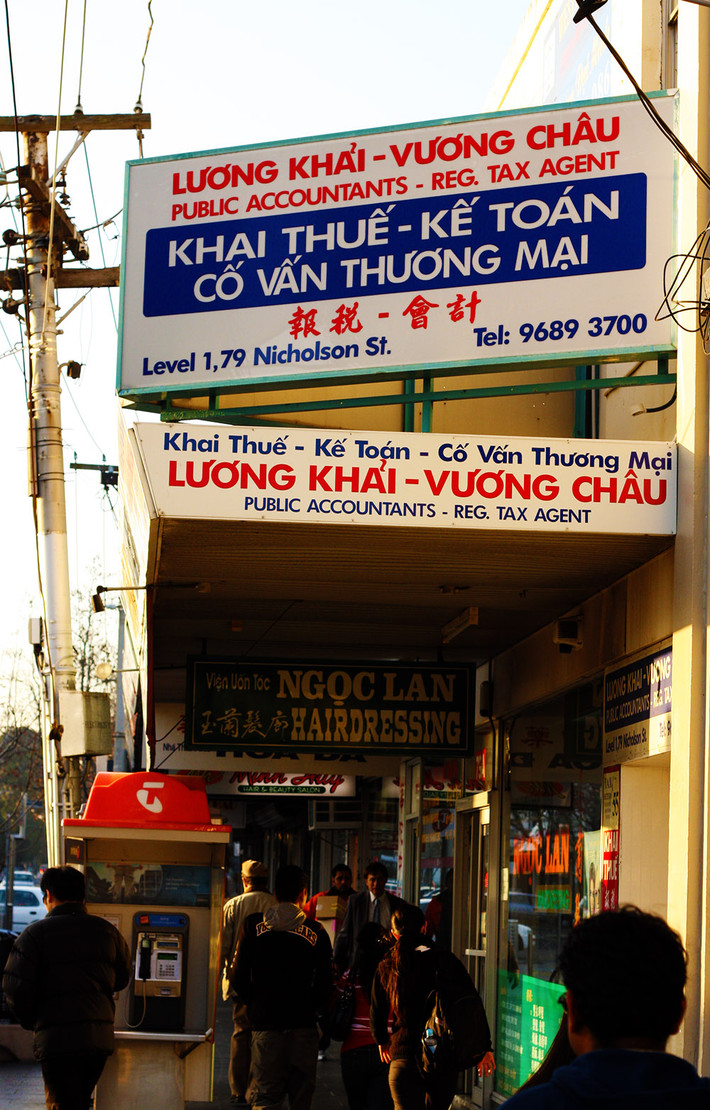 Footscray – khu chợ Việt nổi tiếng ở Melbourne (Australia): Theo Thegioivanhoa, ở Footscray, nếu buổi sáng các bà các cô người Việt ra mua rau mua cá về nấu bữa trưa cho gia đình thì buổi chiều, người Việt lại ra chợ khi rau thịt giảm giá cuối ngày. Mọi thứ đều tấp nập đông đúc với những tiếng rao hàng không khác gì những khu chợ ở Việt Nam.