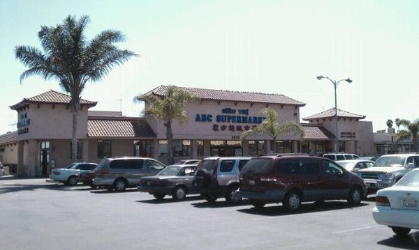 Khu chợ ABC ở khu Little Saigon, bang California (Mỹ) tuy nhỏ nhưng lúc nào cũng tấp nập người mua sắm nhờ hàng hóa đa chủng loại và gần gũi với người Việt ở Mỹ. Thậm chí, có những người ở cách khu chợ rất xa cũng đến đây để sắm đồ.