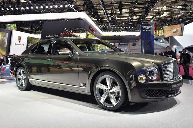 Bentley Mulsanne Speed là sedan siêu sang nhanh nhất thế giới. Xe được trang bị động cơ V8 6.75 lít công suất tối đa 530 mã lực, mô-men xoắn cực đại 1.100 Nm. Bentley Mulsanne Speed chỉ cần 4,9 giây để tăng tốc từ 0-100 km/h, tốc độ tối đa đạt 305 km/h. Giá khởi điểm là 394.000 USD.