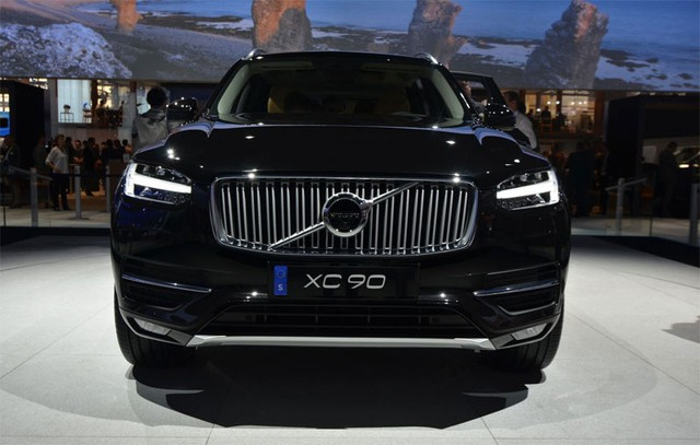 Hãng Volvo đưa mẫu SUV hạng sang XC90 thế hệ thứ hai đến triển lãm Paris 2014. Xe sẽ được trang bị các loại động cơ 4 xi-lanh Drive-E khác nhau. Như thông tin từ trước đó, Volvo XC90 thế hệ mới sẽ được bán với giá khởi điểm 48.900 USD tại thị trường Mỹ.