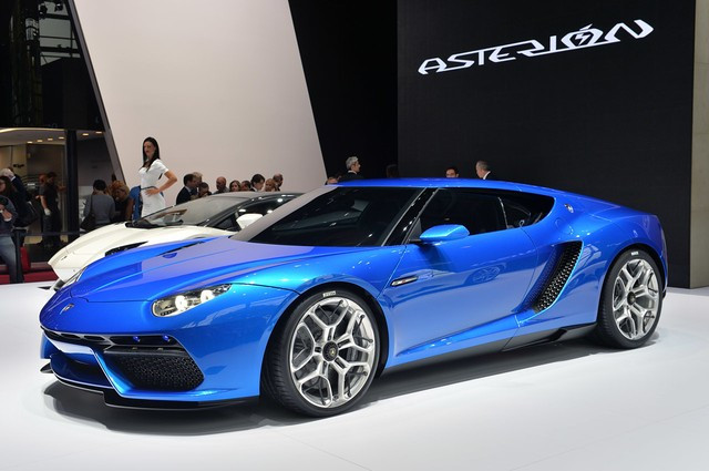 Lamborghini Asterion LPI 910-4 Concept không chỉ là siêu xe hybrid đầu tiên của Lamborghini mà còn là chiếc xe mạnh nhất của hãng. Xe được trang bị một động cơ V10 5.2 lít công suất tối đa 610 mã lực, kết hợp với 3 mô tơ điện tổng công suất 300 mã lực, nhờ đó chiếc xe có tổng công suất tới 910 mã lực.