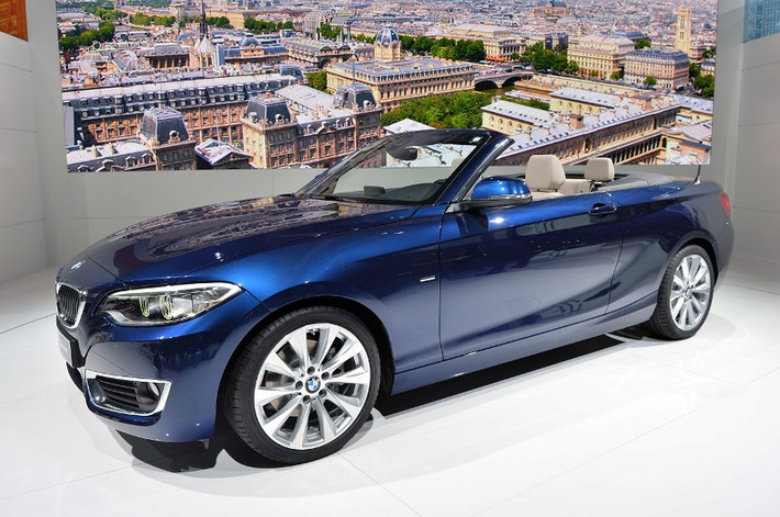 BMW vừa trình làng mẫu xe mui trần 2 Series Cabriolet với mức giá đáng trông đợi chỉ 37.900 USD tại Paris Motor Show năm nay. Trình làng với 2 phiên bản 228i và M235i, BMW trông đợi mẫu xe mui trần của mình có thể đem lại nhiều trải nghiệm thú vị cho khách hàng.