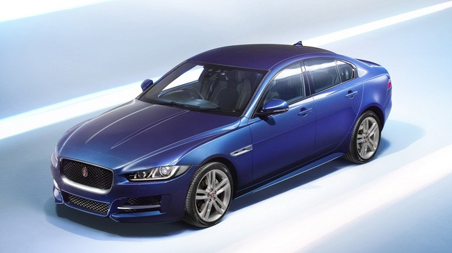 Jaguar XE hứa hẹn là đối thủ trực tiếp của BMW 3-Series và Mercedes-Benz C-Class trong thời gian tới. Xe có hệ thống khung gầm bằng nhôm siêu nhẹ và một hệ thống treo hoàn toàn mới cho phép vận hành êm ái, mượt mà và an toàn ở vận tốc cao. Jaguar XE sẽ bắt đầu được bán ra tại Anh với giá khởi điểm từ 43.109 USD.