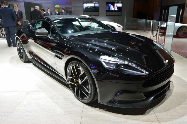 Aston Martin trình làng Vanquish Carbon Edition, phiên bản đặc biệt mới của Vanquish Coupe. Phần thân của xe được chế tạo từ chất liệu Plastic pha sợi carbon (CFRP). Chiếc xe vẫn được trang bị động cơ V12 6.0 lít, công suất tối đa 575 mã lực, mô-men xoắn cực đại 630 Nm.