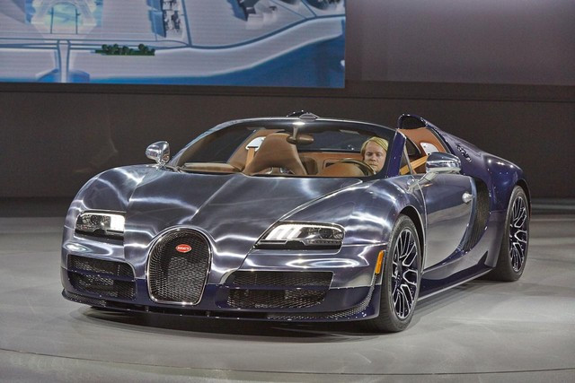 Bugatti Veyron Grand Sport Vitesse Ettore Bugatti được lấy cảm hứng từ Type 41 Royale 1932 và đặt theo tên của nhà sáng lập Bugatti - Ettore Bugatti. Chỉ có 3 chiếc siêu xe loại này xuất xưởng và cả 3 đã có chủ trước khi chiếc xe được giới thiệu dù giá lên tới 2,35 triệu Euro (khoảng 3,14 triệu USD).