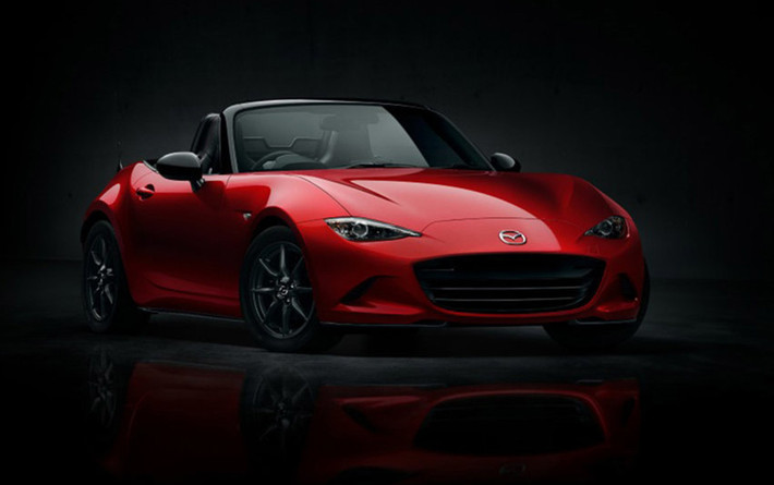 Mazda MX-5 Miata 2016 sử dụng vật liệu nhẹ thế hệ mới giúp giảm khoảng trọng lượng lên tới 100 kg và gầm xe, mui xe cũng được hạ thấp hơn các đàn anh nhằm tối ưu khí động học, tăng cường tính an toàn khi ở tốc độ cao.