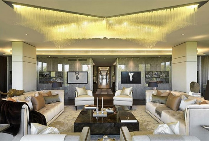 2. Căn hộ One Hyde Park Penthouse ở London, giá 227,5 triệu USD. Căn hộ penthouse này nằm ở tòa nhà One Hyde Park gồm 5 phòng ngủ, phòng làm việc, phòng spa, hầm rượu... Ngoài ra, tại đây còn có phòng dành riêng trong trường hợp hoảng loạn, các cửa kính đều là kính chống đạn trong khi bảo vệ tòa nhà đều được đào tạo bởi Lực lượng Đặc biệt Anh.