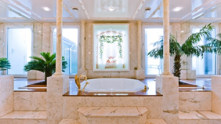 4. Căn hộ Penthouse ở Paris - 57,3 triệu USD. Đây là một căn hộ penthouse 2 tầng nằm ở quận 16 - trung tâm của Paris, với tầm nhìn toàn cảnh ra sông Seine và tháp Eiffel. Penthouse này có 8 phòng ngủ, 8 phòng tắm, sân thượng, phòng tắm hơi, spa và phòng tập thể dục. Mỗi phòng trong penthouse đều được thiết kế với các vật liệu sang trọng.