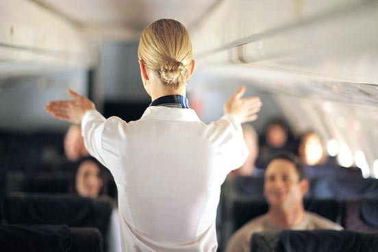 Nếu thấy tiếp viên hàng không ngồi xuống, bạn cũng nên ngồi. Rất hiếm khi xảy ra trường hợp bị thương do rung lắc trên máy bay. Nhưng ngay cả khi có những chấn động nhẹ, các tiếp viên hàng không vẫn thường di chuyển để phục vụ hành khách. Và một khi tiếp viên đã ngồi hẳn xuống, điều đó có nghĩa là máy bay đang rung lắc rất mạnh và bạn không nên di chuyển khỏi ghế.