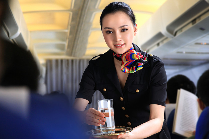 Nước là cách chữa chứng mệt mỏi trên máy bay. Việc di chuyển qua nhiều múi giờ khác nhau khiến cơ thể khó thích ứng và trở nên mệt mỏi. Lúc này, bí quyết để các tiếp viên luôn tươi tắn suốt hành trình bay là nước.