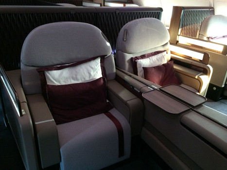 Khoang hạng nhất trên A380 có 2 hàng ghế bố trí theo thứ tự ghế đơn – ghế đôi – ghế đơn, trong đó mỗi ghế có độ rộng là 58 cm. Ghế được phủ bằng loại vải dệt mềm mại, trong khi phòng được trang trí bằng da và chạm khắc bằng đồng.