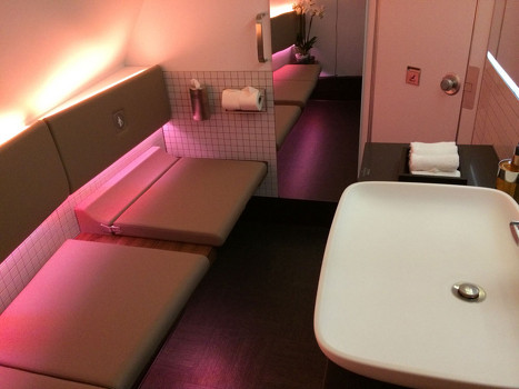 Mỗi khoang hạng nhất được trang bị 2 phòng tắm được thiết kế giống như phòng spa thực sự với bồn tắm có hệ thống vòi nước cảm ứng cùng với một tủ đựng đồ cá nhân.