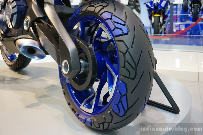 01GEN Concept mang ngôn ngữ thiết kế tương lai theo phong cách của Yamaha. Chiếc xe có màu xanh dương và bạc.
