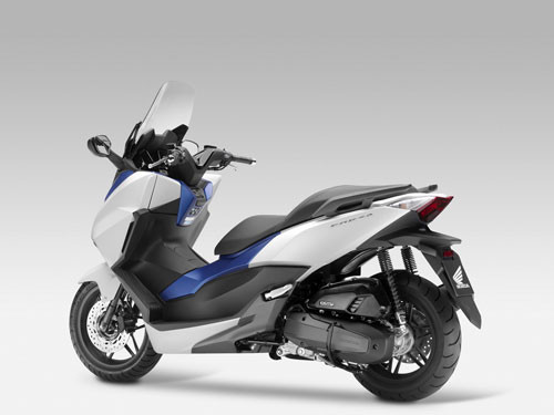 Theo hãng Honda, chiếc Forza 125 được thiết kế phù hợp với cả điều kiện chạy trên đường cao tốc cũng như trong phố. Forza sở hữu thiết kế với nhiều đường nét góc cạnh, cứng cáp, mang phong cách của cả mẫu xe thể thao và xe tay ga thông thường.