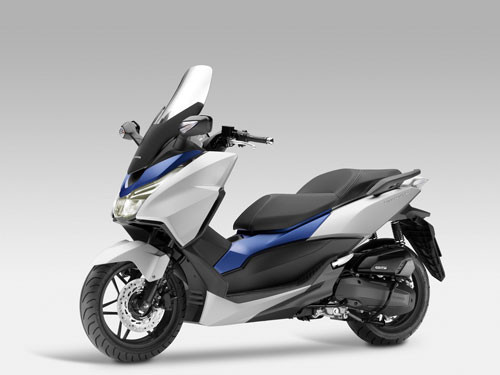 Honda sẽ bán Forza 125 tại thị trường châu Âu vào mùa hè năm sau với 3 màu sắc tùy chọn là trắng xanh, đen nâu và bạc xám.