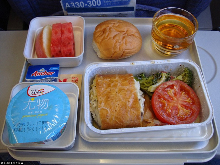 Bữa ăn phục vụ trên chuyến bay của hãng Vietnam Airlines từ Taoyuan, Đài Loan đến Thành phố Hồ Chí Minh, Việt Nam. Thực đơn gồm sữa chua, 3 lát trái cây và món bánh ăn kèm với cà chua và bông cải xanh.