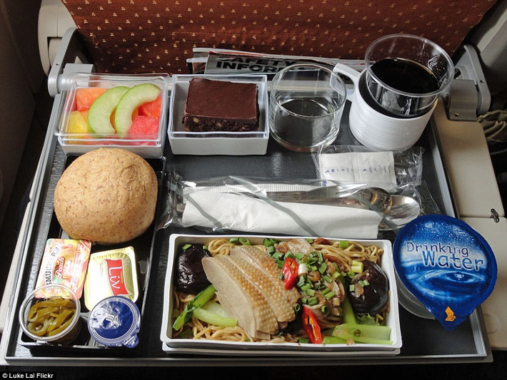 Bữa ăn của Singapore Airlines nhìn khá bắt mắt với mì xào nấm, rau quả và 3 lát thịt gà. Bên cạnh đó, hãng còn phục vụ bánh mì, salad trái cây và miếng bánh ngọt.