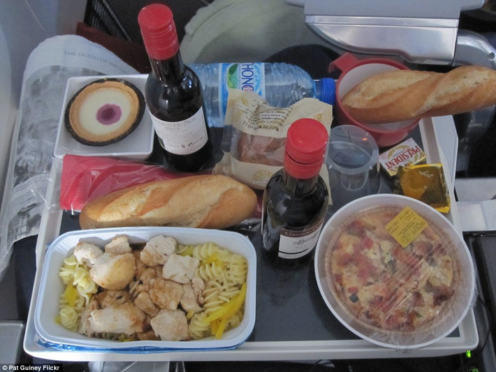Thực đơn của hãng Air France (Pháp) có mì xào gà, rượu vang đỏ, bánh mì và bánh ngọt để tráng miệng.