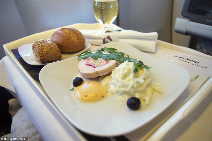 Khách đi vé hạng thương gia của hãng Lufthansa (Đức) được phục vụ bữa ăn khá đơn giản với gà cuộn hoa hồng, ăn kèm với món salad kem su hào, quả việt quất. Thêm vào đó, còn có một ly rượu vang trắng và hai mẩu bánh mì.