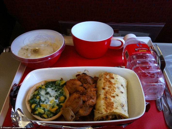 Hãng hàng không Kingfisher Airlines của Ấn Độ phục vụ một bữa ăn trên máy bay với món gà cà ri và bánh mì kiểu Ấn Độ, với nước sốt roti phủ trên bề mặt. Ngoài ra, khách có thể ăn thêm rau chân vịt và Paneer (phô mai tiểu Ấn Độ) và bánh gạo kem tráng miệng.