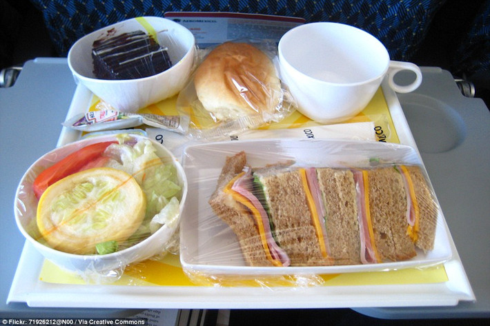 Hãng Aero Mexico phục vụ bữa trưa trên máy bay gồm cơm giăm bông và bánh mì pho mát, salad, bánh sô cô la và bánh mì cuộn.