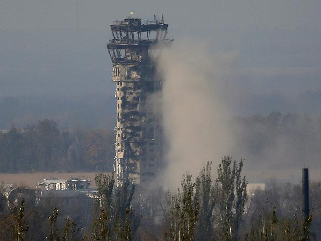 Đài kiểm soát không lưu của sân bay Donetsk bị bắn phá tan tành.