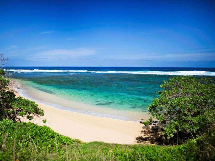 Thứ nhất, là bãi biển Pila'a (bãi biển cát trắng hoang sơ và biệt lập). Theo luật Hawaii, bãi biển vẫn phải mở cho khách du lịch dù Zuckerberg đã mua lại.