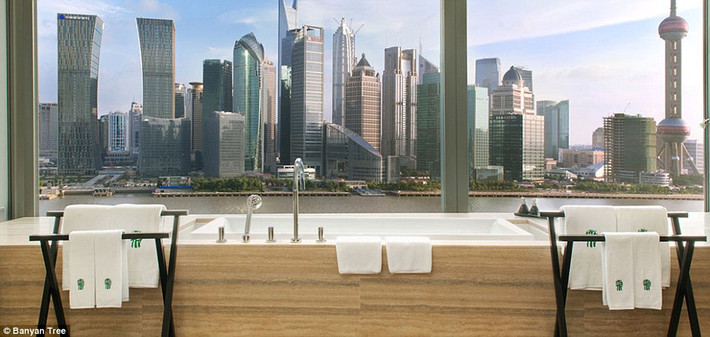 Dãy phòng Panorama Oasis của khách sạn Banyan Tree Thượng Hải (Trung Quốc) có trang bị bồn tắm lớn trong mỗi phòng, với tầm nhìn ra sông Hoàng Phố thơ mộng.