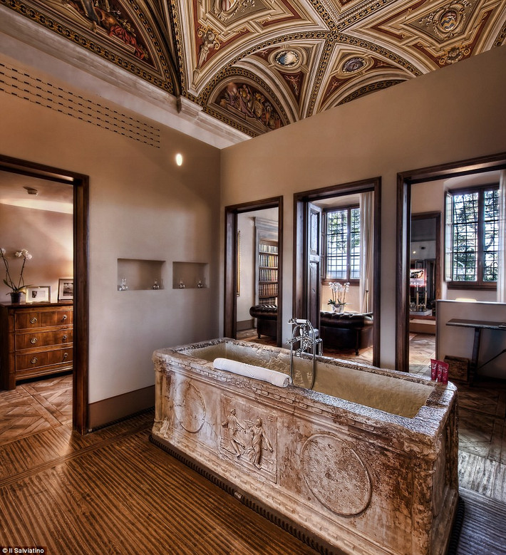 Kiểu phòng Affresco tại khách sạn Il Salviatino ở Florence (Italy) có lẽ được thiết kế đặc biệt dành cho những người yêu nghệ thuật. Với bồn tắm bằng đá cổ kính trong phòng tắm và không gian nội thất cổ kính, phòng Affresco có giá 1.410 bảng Anh mỗi đêm.