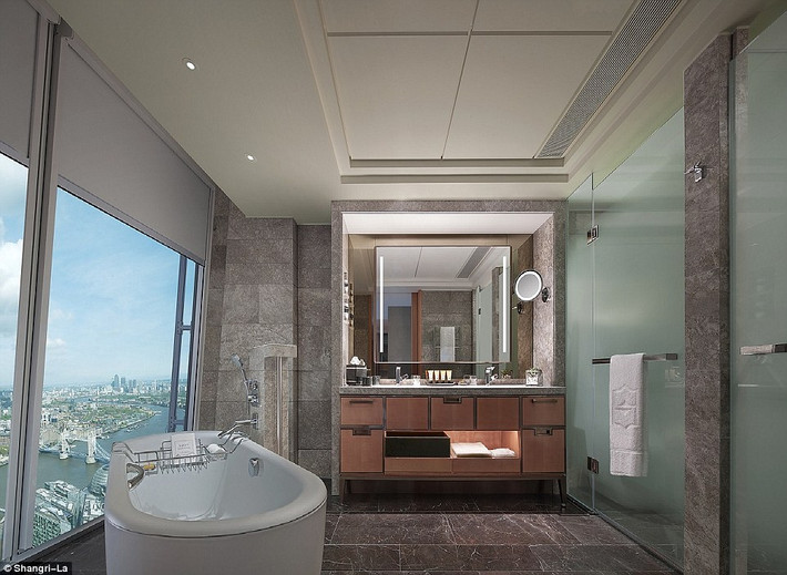 Một căn phòng với phòng tắm nhìn ra toàn thành phố London ở khách sạn Shangri-la tại ở tòa nhà chọc trời The Shard ở Anh.