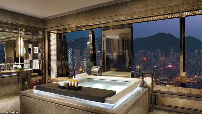Phòng tắm trang bị bồn nước nóng tại dãy phòng Ritz Carlton Suite của khách sạn Ritz Carlton Hong Kong. Phòng tắm này mang đến tầm nhìn toàn cảnh 270 độ ra cảng Victoria và đảo Hong Kong. Giá phòng là 3.165 bảng Anh (108 triệu đồng) mỗi đêm.